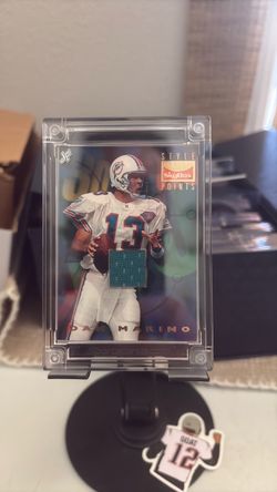 Dan Marino SkyBox Style Points Relic Card