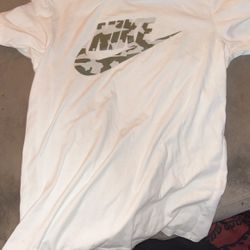 Men’s Size Medium Nike Camo Shirt