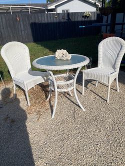 WHITE WICKER TABLE & 2 CHAIRS WITH A GLASS TABLE TOP