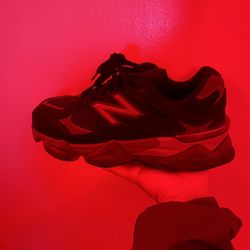 Size 6-7 Black New Balances 9060