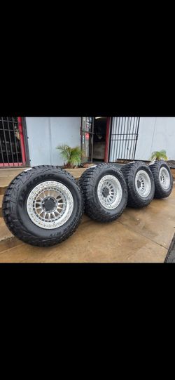 17" LOCK rims w/ 33" RT tires