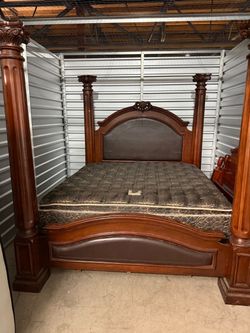 Beautiful traditional-style 4-poster bedroom bed with detailed wood design