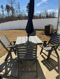 Excellent Condition Trex patio set plus umbrella