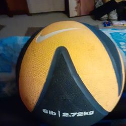 Nike 6lb Medicine Ball