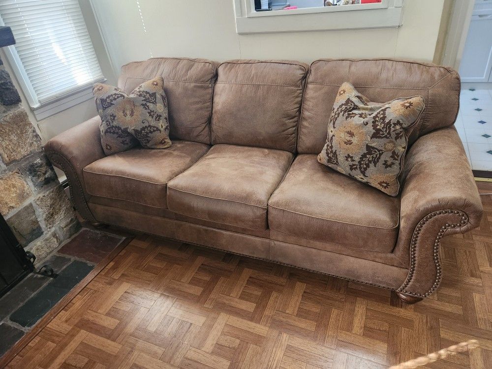 Larkinhurst Sofa, Loveseat
and Recliner Set