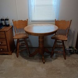 Dining Room Table And Chairs 