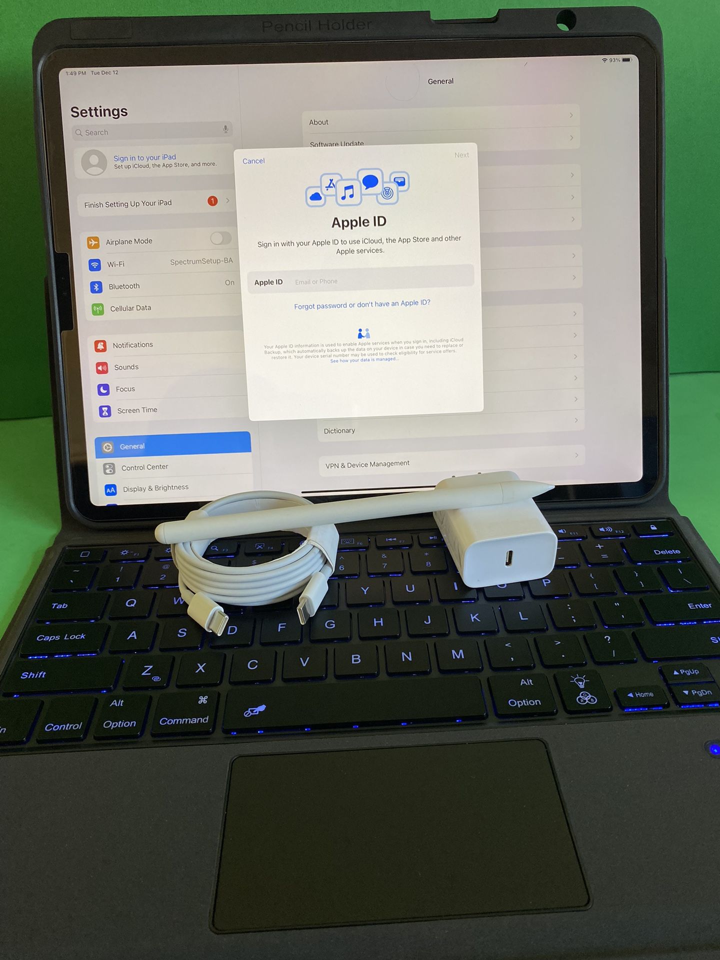 256GB Apple IPad Pro 12.9” 3rd Generation (Face ID/Liquid Retina Display) with keyboard, stylus Pen & Accessories