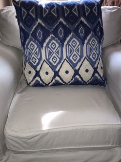 NWT Pair of Saavtik Designer Pillows
