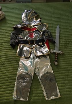 Knight Halloween costume (size: 3-4 years old)