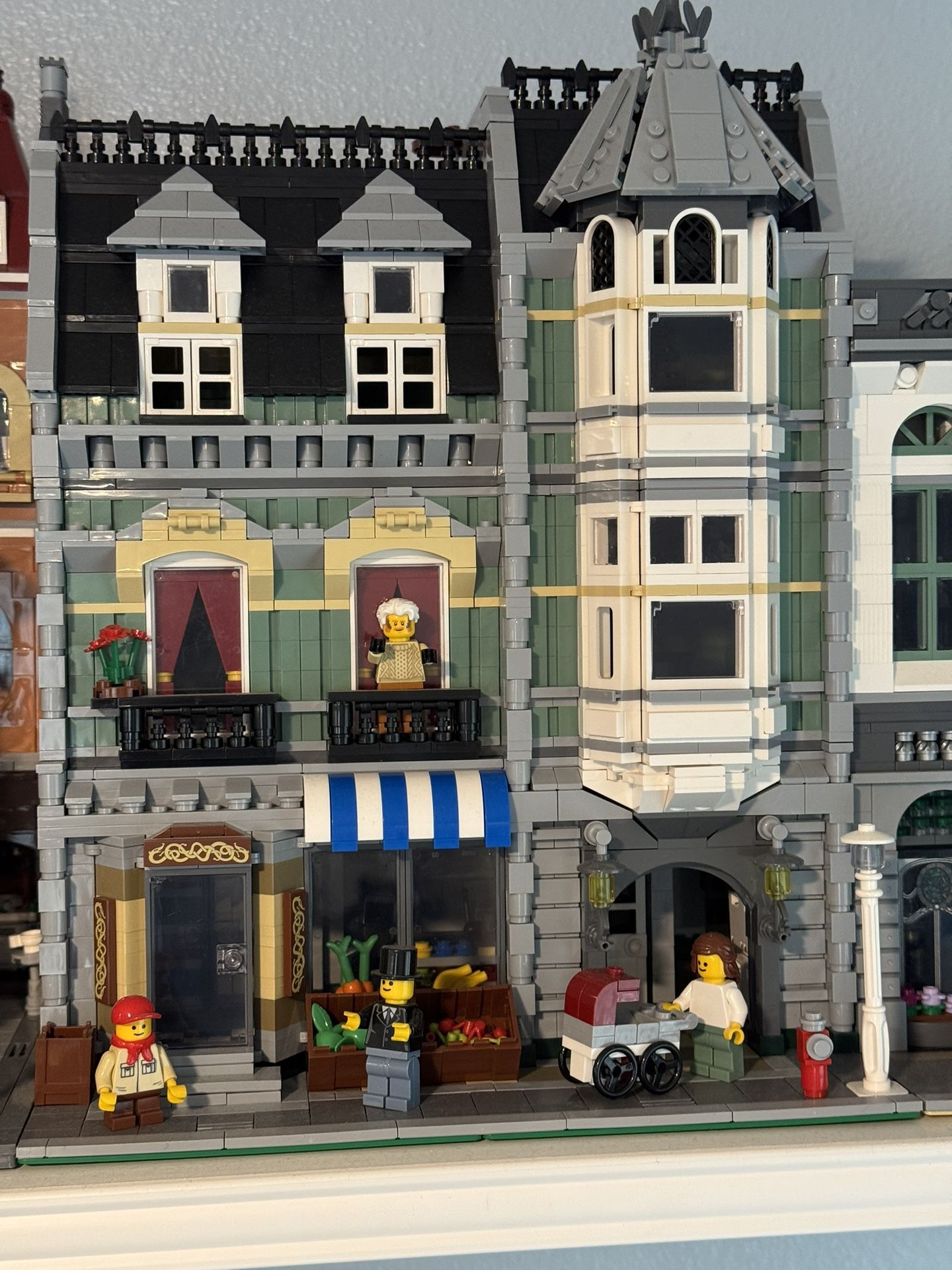 MOC Green Grocer Modular Building Completed Set with Minifigures