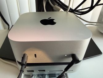 Apple M4 Pro chip with 14-core CPU, 20-core GPU and 16-core Neural Engine