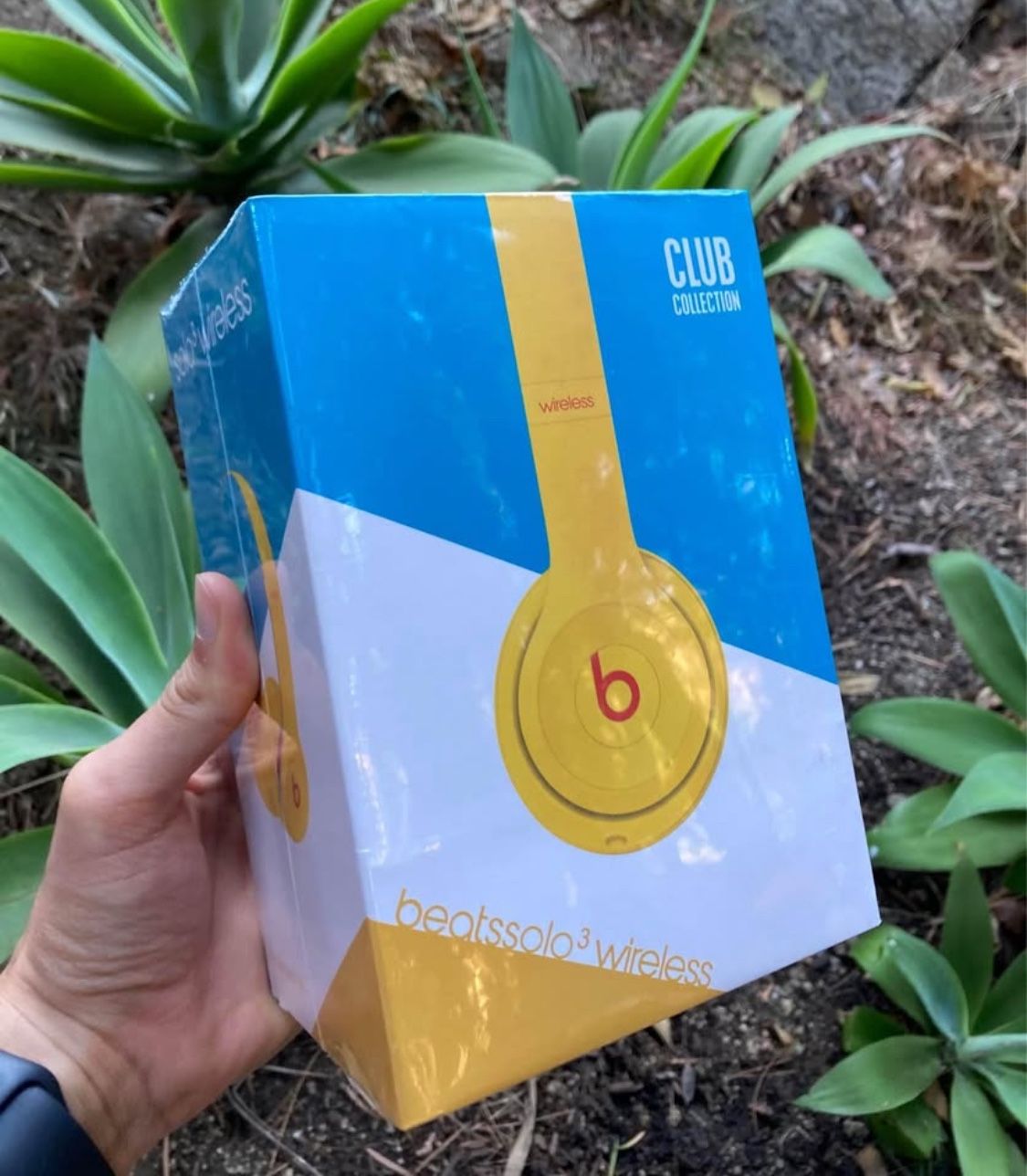 New Sealed Beats Solo 3 Wireless Bluetooth Headphones in Yellow 