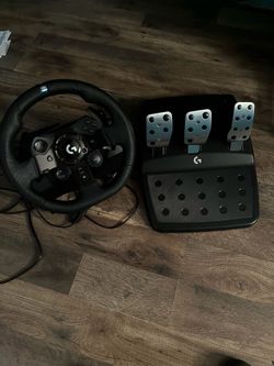 Logitech G923 racing wheel and pedal set