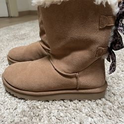 Ugg Boots  (Bailey Bow Size 7) 