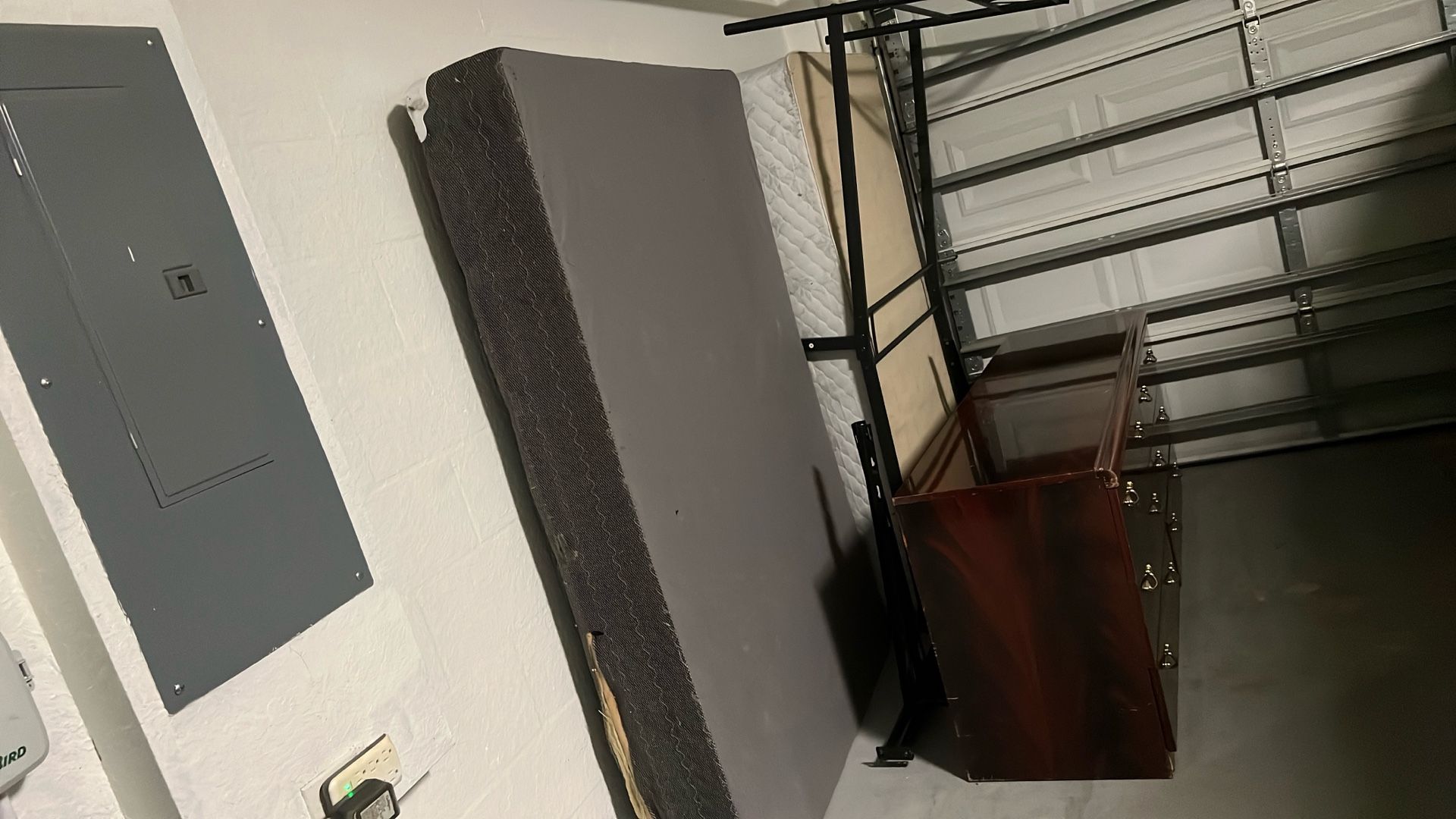 Box Spring 1 Queen, 1 Twin