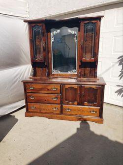 Vintage Dresser With Mirror And Lights