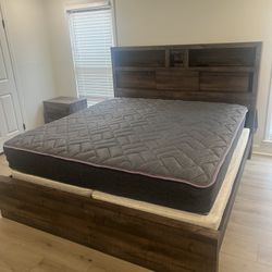 Modern King Bedroom Set – Excellent Condition (5-Piece)