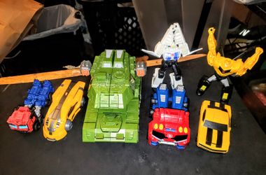 Transformers Autobots Acton Figures Lot Of (7) From Size Of 4 " Inches To 6"" To 10"inches Action Figures. Everything From The Pictures Is What U Get