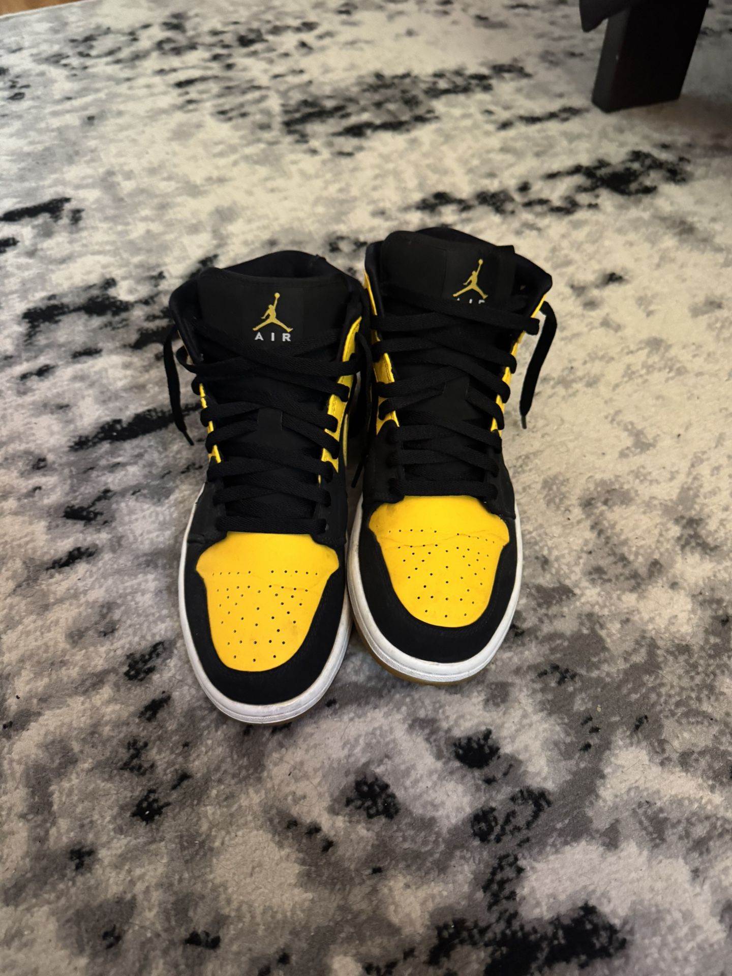 ( Like New) Jordan 1 Yellow/Black Size:9