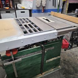 Grizzly Table Saw With Extensions On Both Sides
