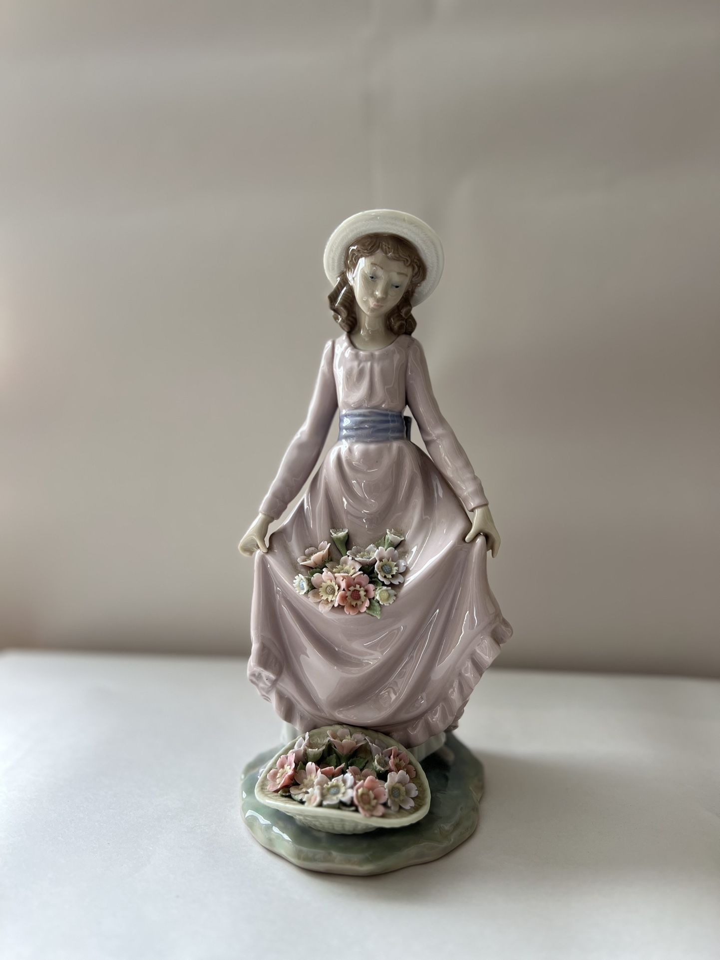 Lladró Porcelain Figurine 1978 Girl With Flowers In Dress Made In Spain
