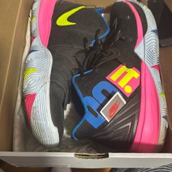 Size 11 OG KYRIES GREAT CONDITION 