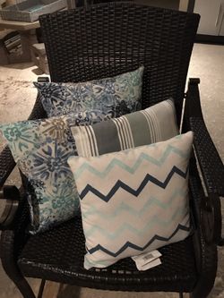 Outdoor pillows all for 10!