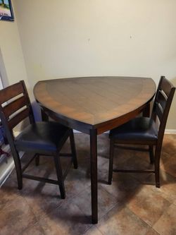 Breakfast stable and 2 chairs