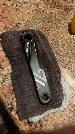 Crank arm comes with bolts