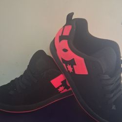 DC Woman's Court Graffik Shoe Size 8.5