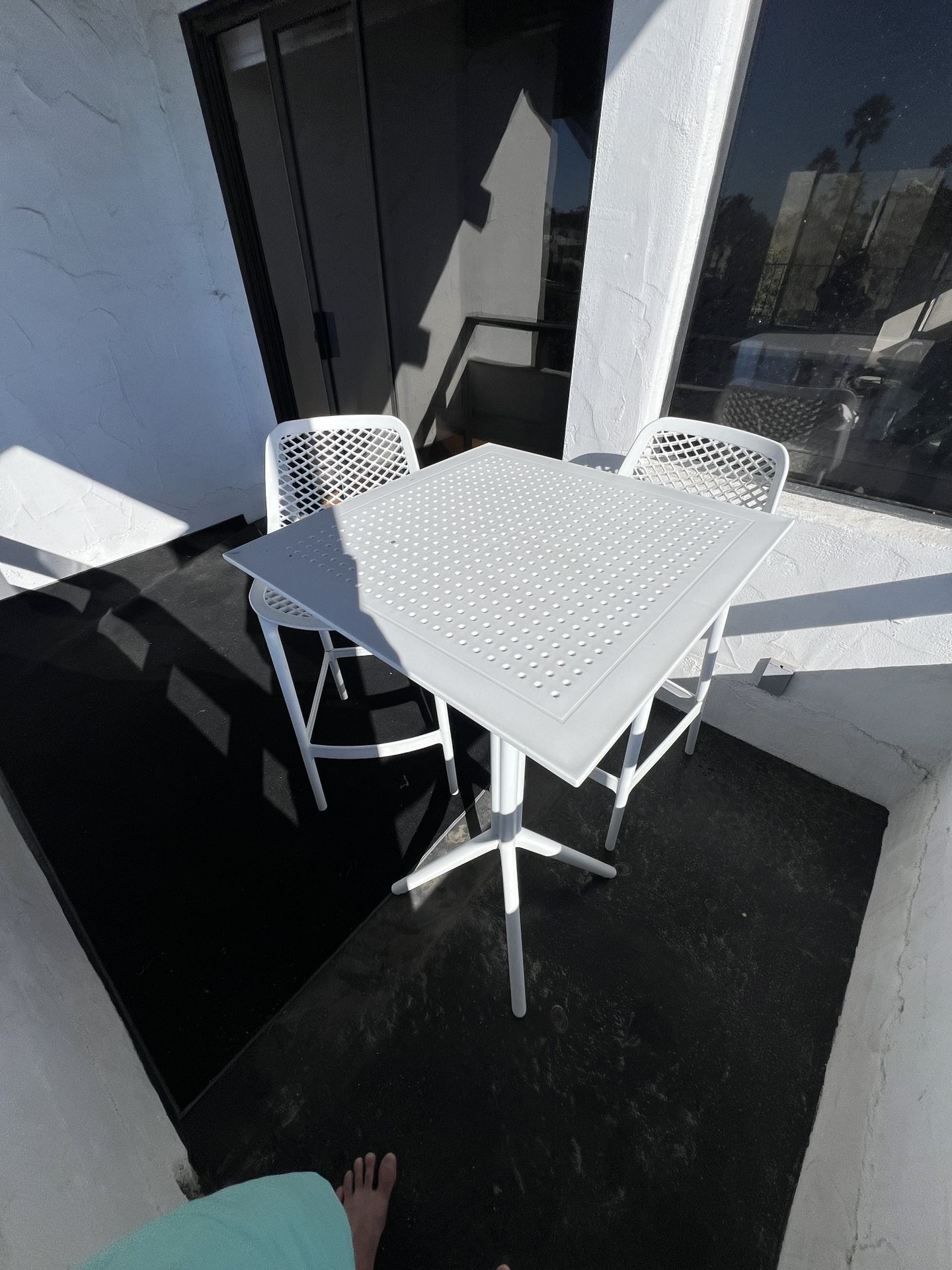 Beautiful White Outdoor High Top Table And Stools