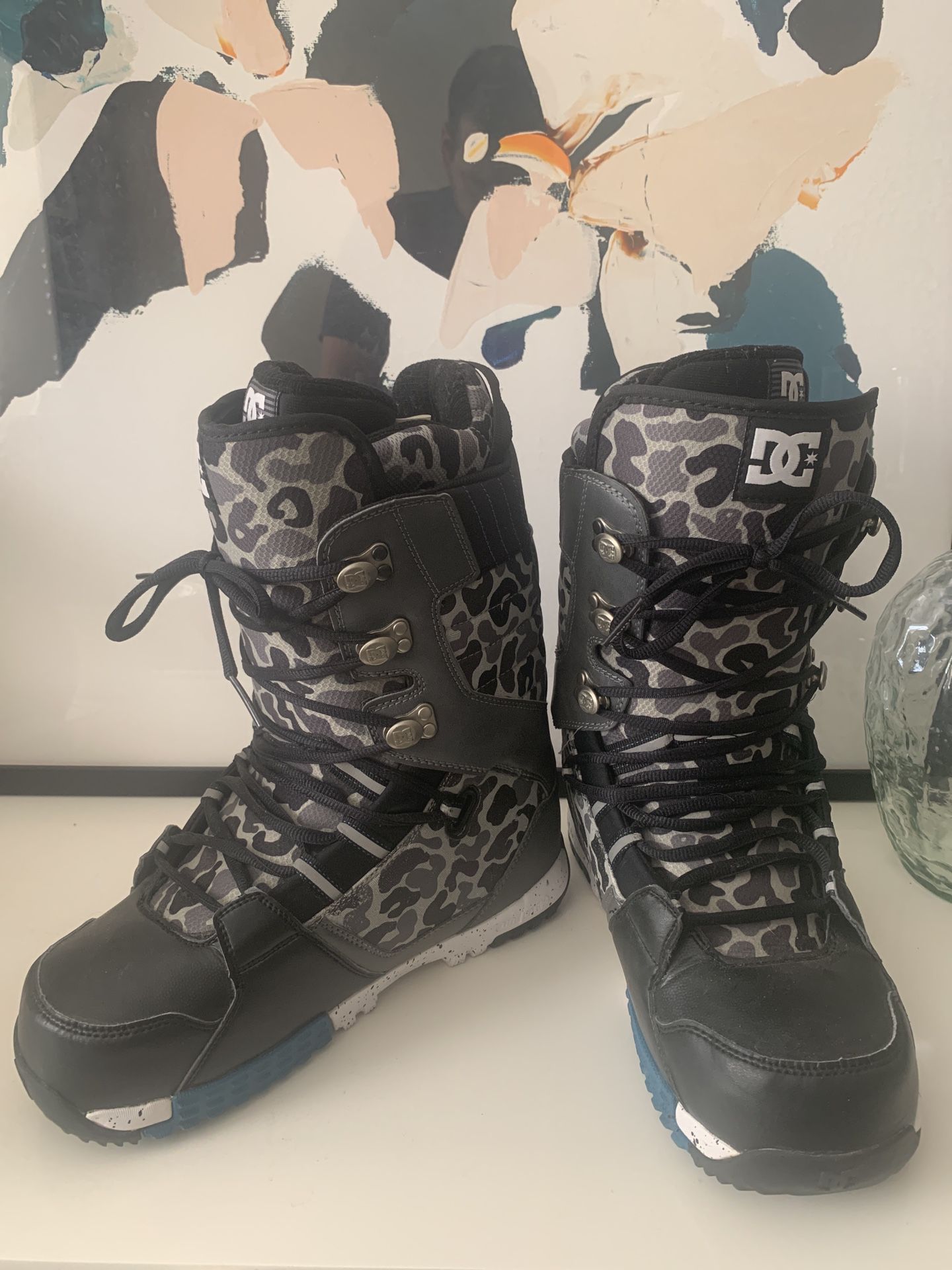 DC SNOWBOARD BOOTS SIZE 11 LIKE NEW, fits like a 10