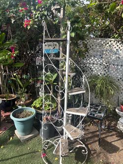 Spiral flower pot stand