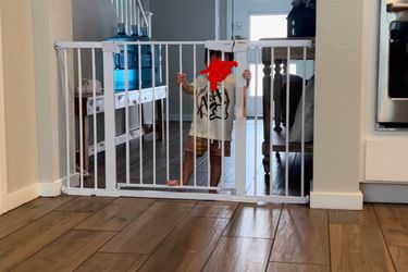 Adjustable baby gate