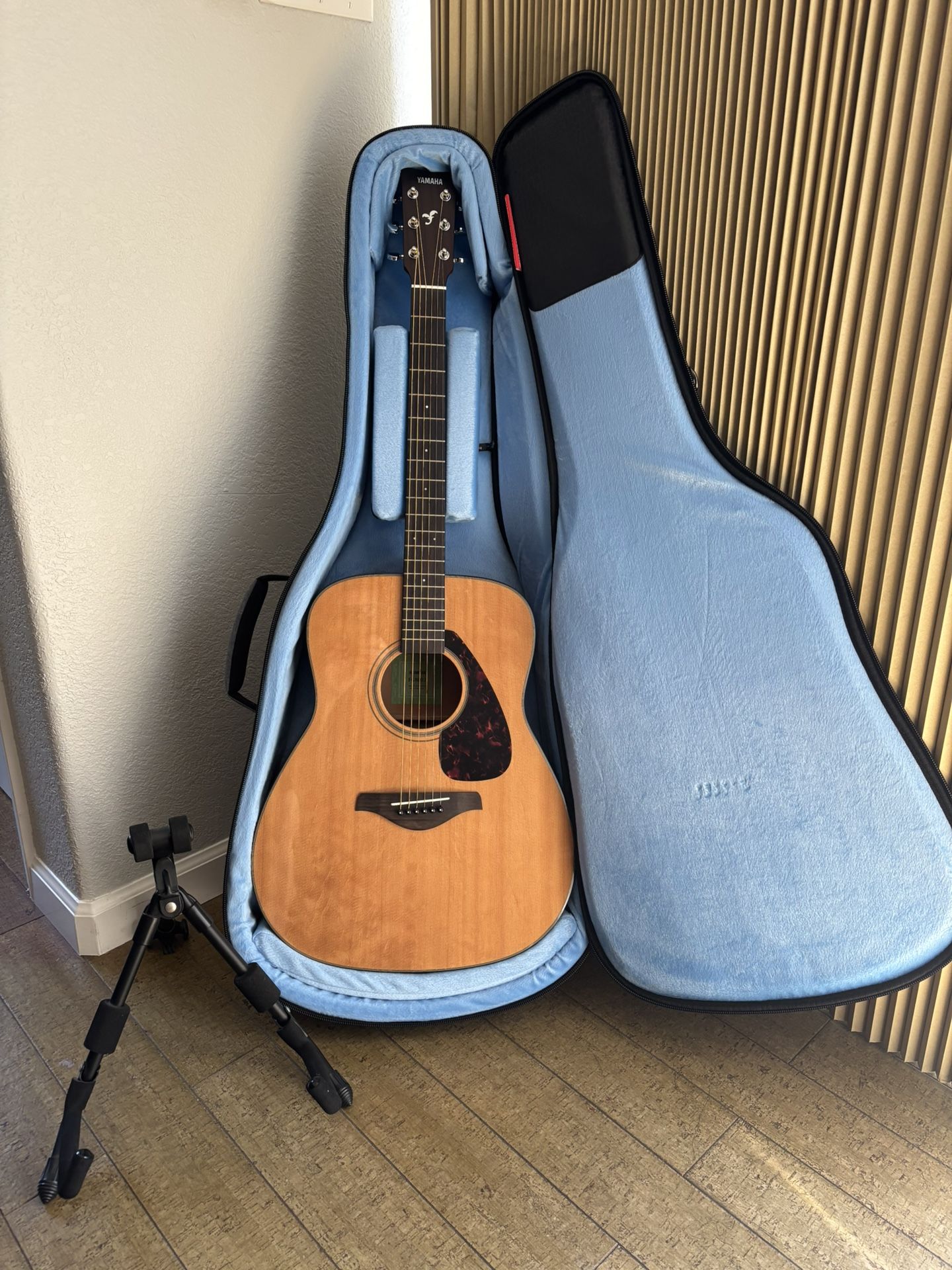 Yamaha Acoustic Guitar W/ Gator Case