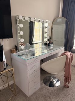 White Hollywood style vanity
