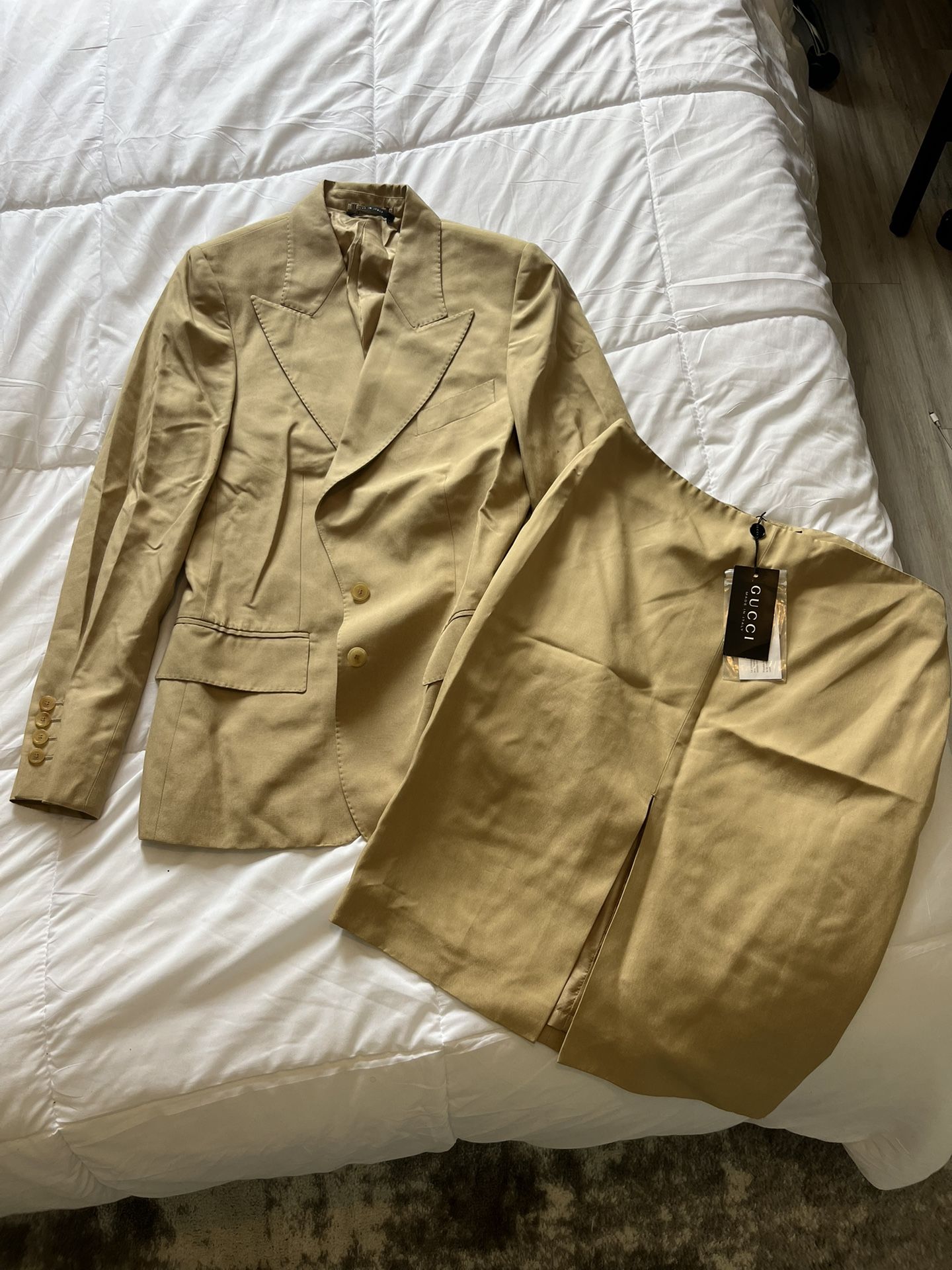 Vintage Gucci ladies beige suede skirt suit size 46 NEW