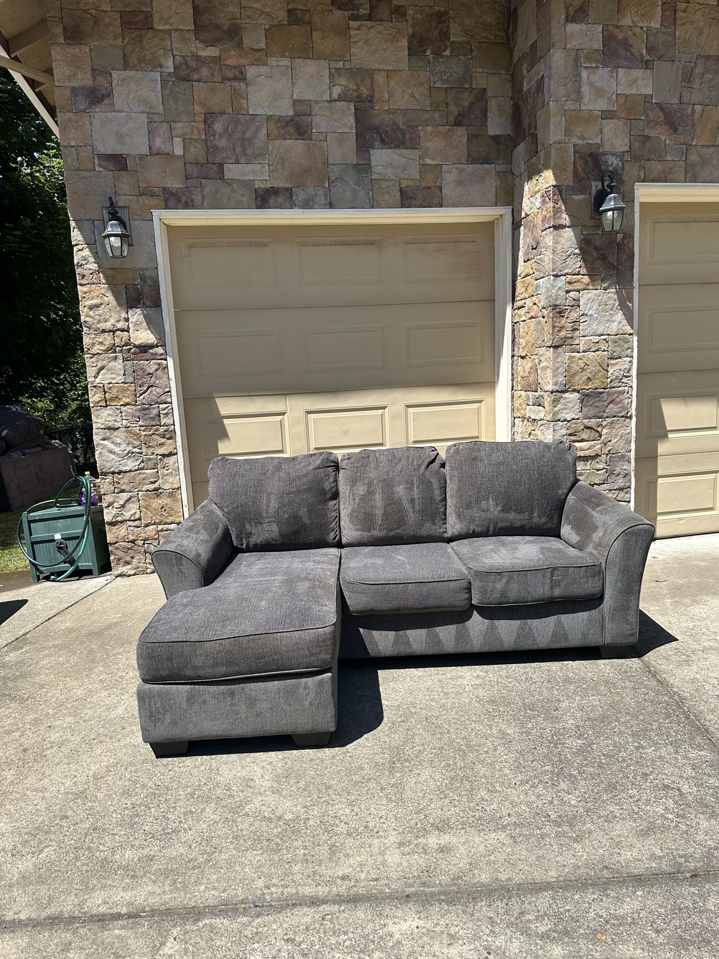 Stylish Dark Gray Sectional Sofa - Perfect for Modern Living!