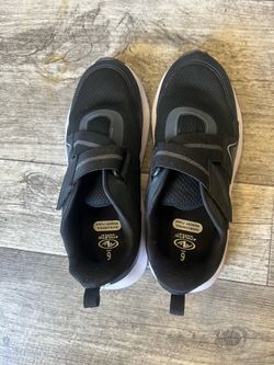 Minor boys tennis shoes, size 6