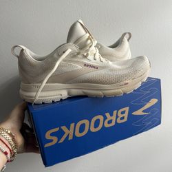 Brooks Women Sneakers