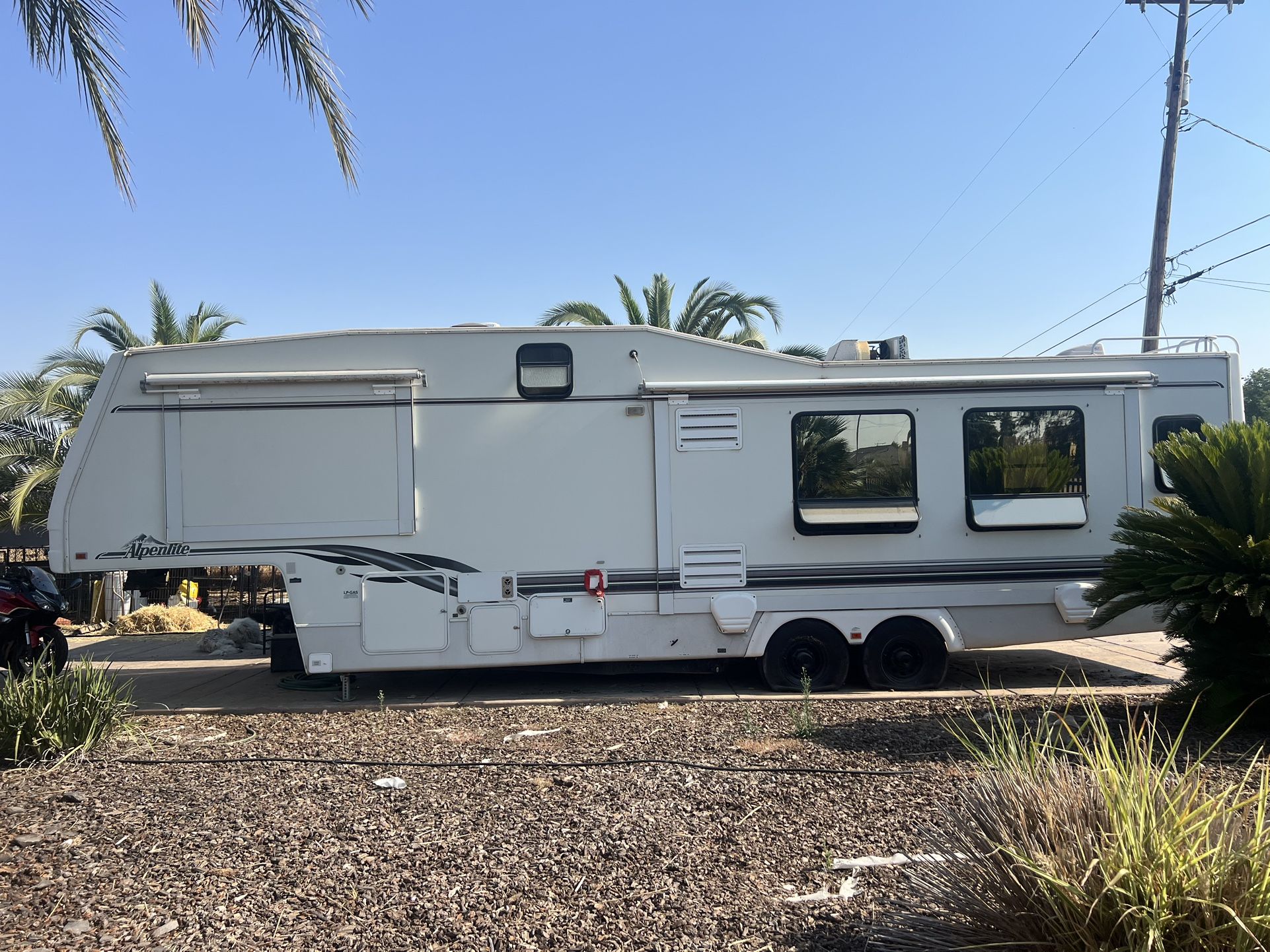 33’ Fifth Wheel 2 Slides First Good Cash Offer Takes