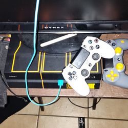 PS4 2 Controllers