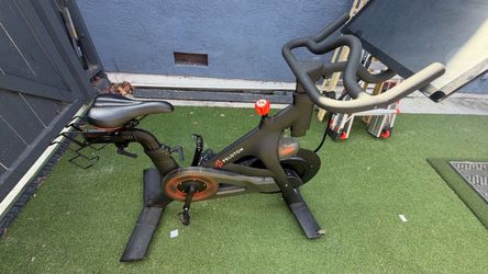 Peloton bike with size 41 men’s shoes