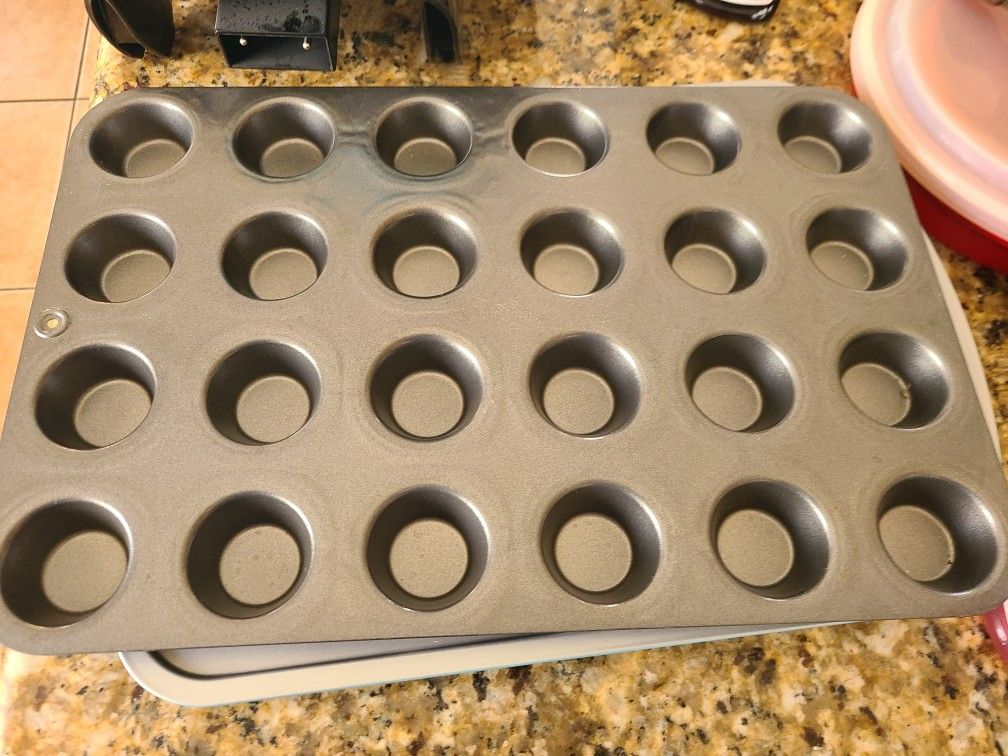 Pampered Chef Mini Muffin Tin for Sale in Gilbert, AZ OfferUp