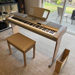 Yamaha Electric Keyboard 