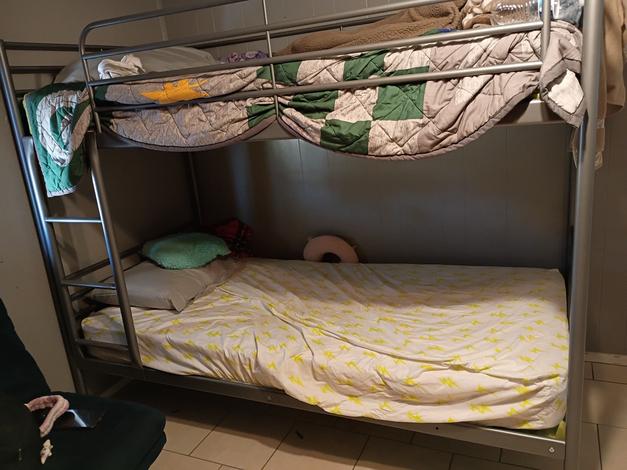 LITERAS Y CAMA MATRIMONIAL