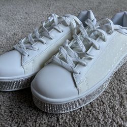 Uubaris Women's Shoe Size 8, Brand New