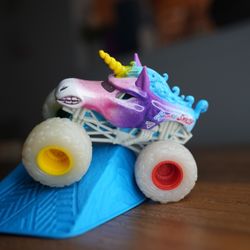 🌟 Monster Jam “Sparkle Smash” Unicorn Truck – Rare Glow Wheels Edition! 🌟