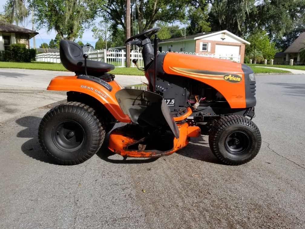 Riding mower. Ariens, 42" deck, 17.5 hp briggs and stratton.