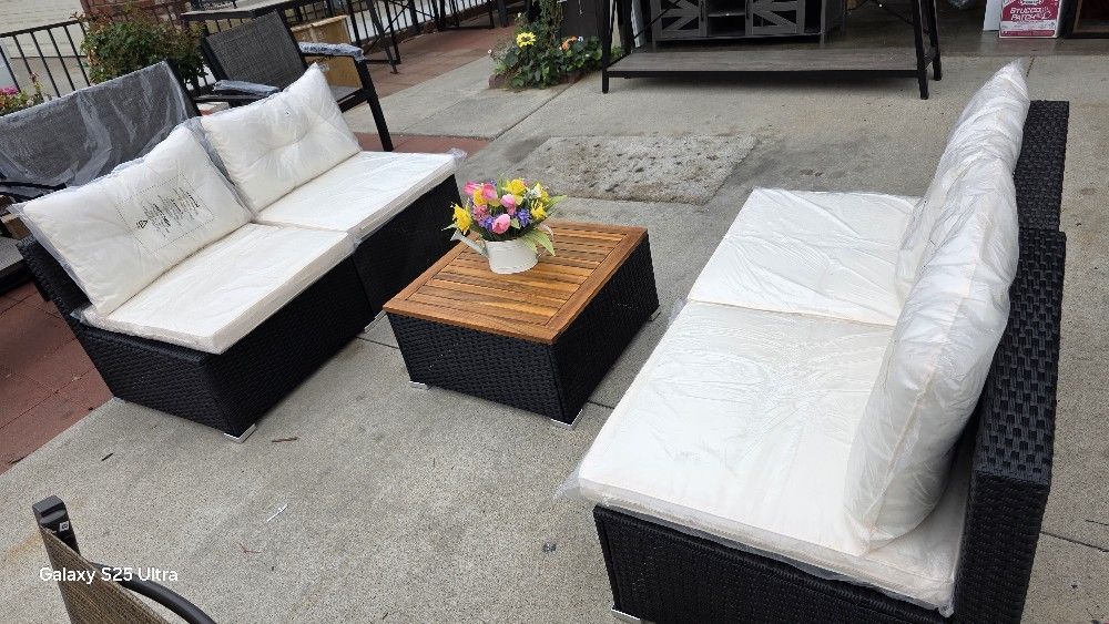 Outdoor Patio Set In Lake Elsinore 